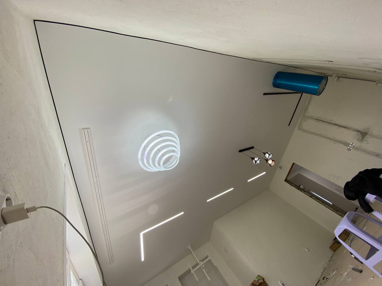 Теневой натяжной потолок в зале в Оренбурге